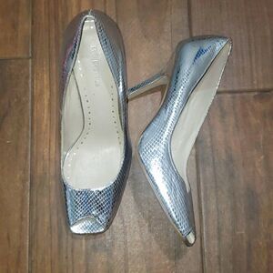 BCBG Girl Pl-Evan snake skin silver heels 8.5